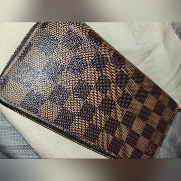 **SOLD**Authentic* Louis Vuitton Zippy Wallet - Picture 2 of 12